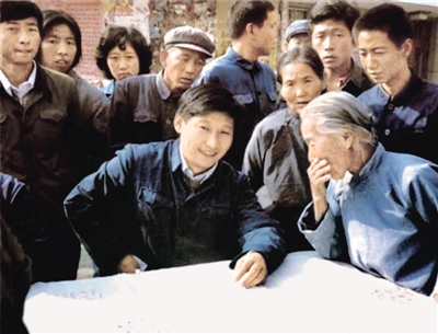 Xi Jinping, der damalige Sekretär des Parteikomitees des Kreises Zhengding, hörte im Oktober 1983 Meinungen der Öffentlichkeit an einer Straße im Kreis an. (Archivfoto)