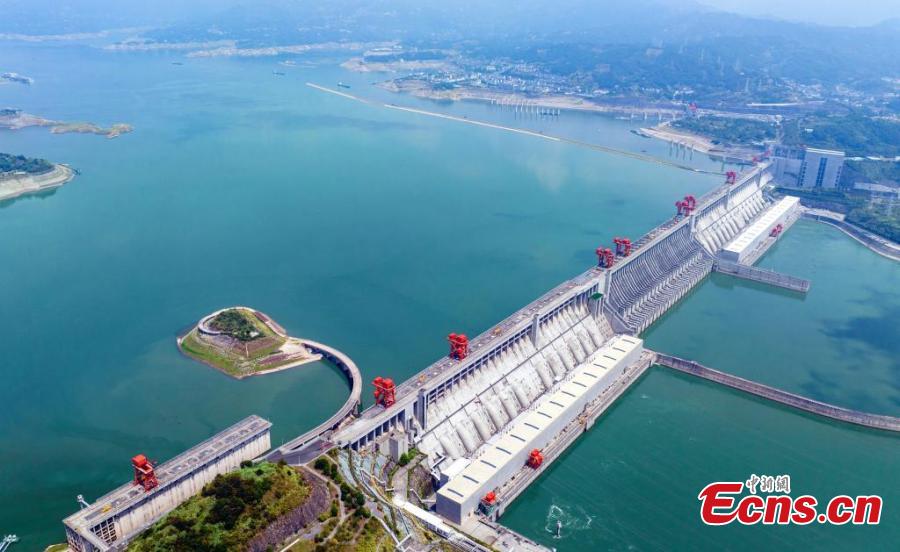 Το Φράγμα των Τριών Φαραγγιών, το μεγαλύτερο έργο υδροηλεκτρικής ενέργειας στον κόσμο, αυξάνει την απελευθέρωση νερού για να βοηθήσει στη μείωση μιας σοβαρής ξηρασίας στη μέση ροή του ποταμού Γιανγκτσέ, 16 Αυγούστου 2022. (Φωτογραφία: China News Service)