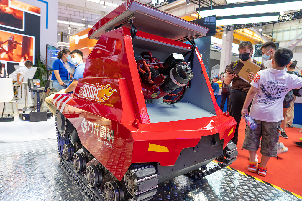 Robot-pompier rezistent la temperaturi de peste 1.000 de grade Celsius