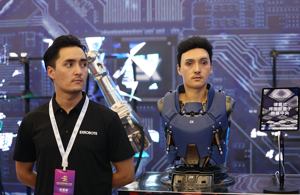 Robot bionic, care seamănă cu designerul său