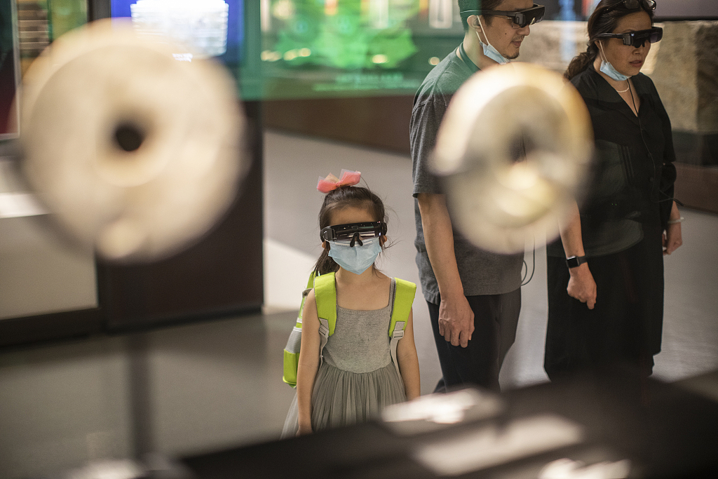Një vizitues me syze të realitetit të shtuar (AR) në Muzeun Liangzhu, në Hangzhou, kryeqendra e provincës Zhejiang të Kinës lindore/ VCG