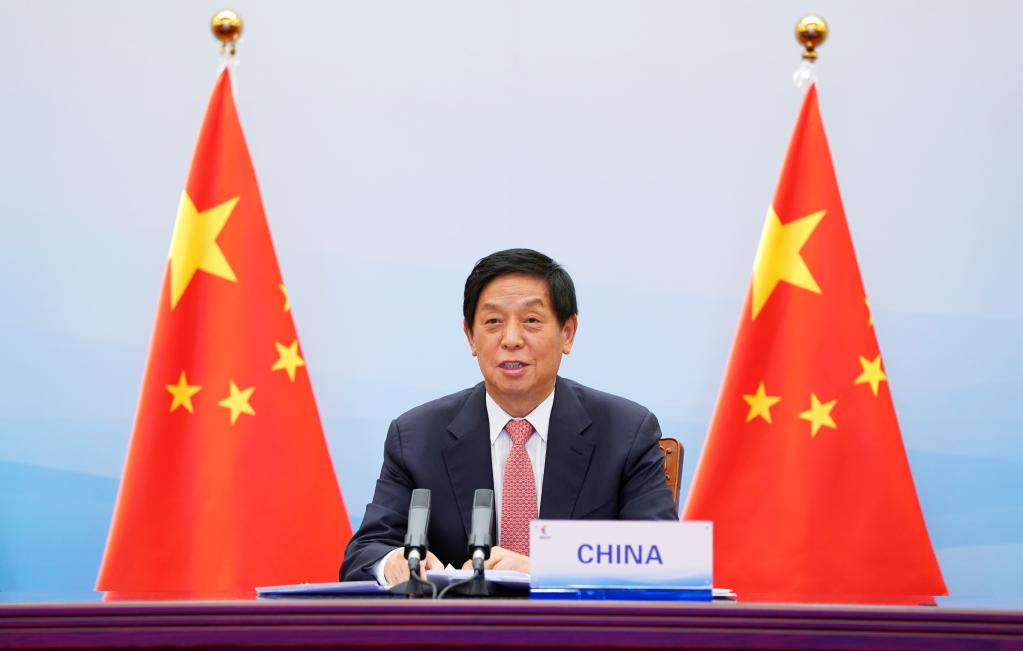 Ο Λι Τζανσού, πρόεδρος της Μόνιμης Επιτροπής του Εθνικού Λαϊκού Συνεδρίου (NPC) της Κίνας, προεδρεύει ενός κοινοβουλευτικού φόρουμ BRICS και απευθύνεται στο φόρουμ μέσω τηλεδιάσκεψης στη Μεγάλη Αίθουσα του Λαού στο Πεκίνο, πρωτεύουσα της Κίνας, 6 Σεπτεμβρίου 2022. (φωτογραφία/Xinhua)