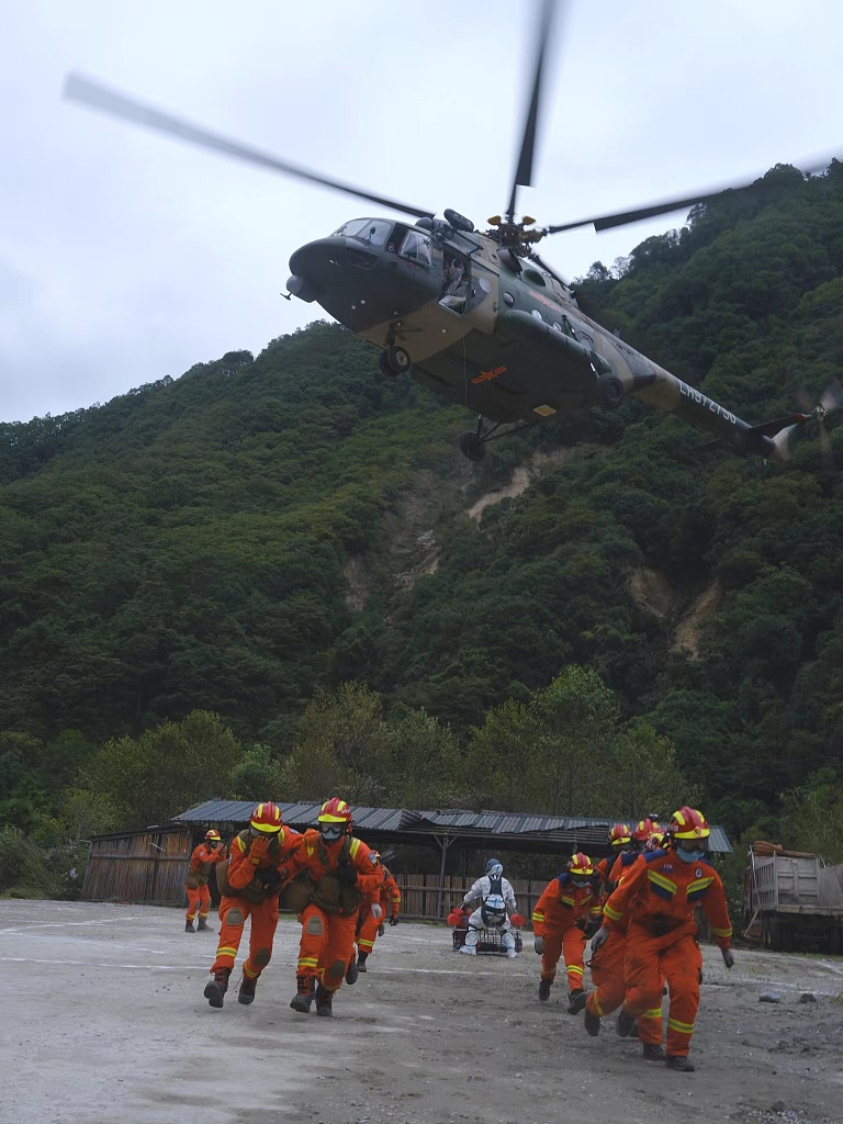 Zjarrfikësit në vendin e fatkeqësisë në qarkun Luding, provinca Sichuan e Kinës jugperëndimore, 6 shtator 2022. /CFP