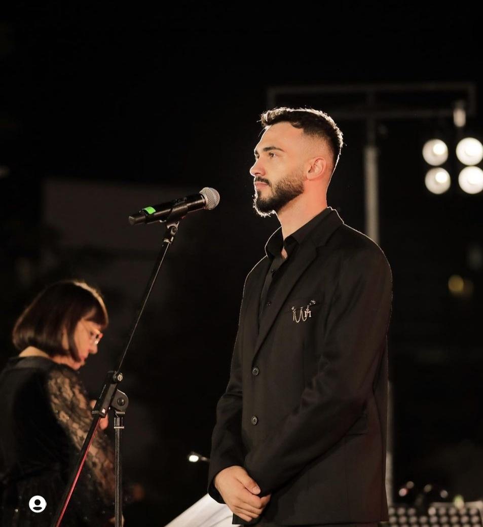 Xhon Jesku gjate interpretimit ne Festivalin kulturor Shqiperi -Izrael (Foto nga Instagrami