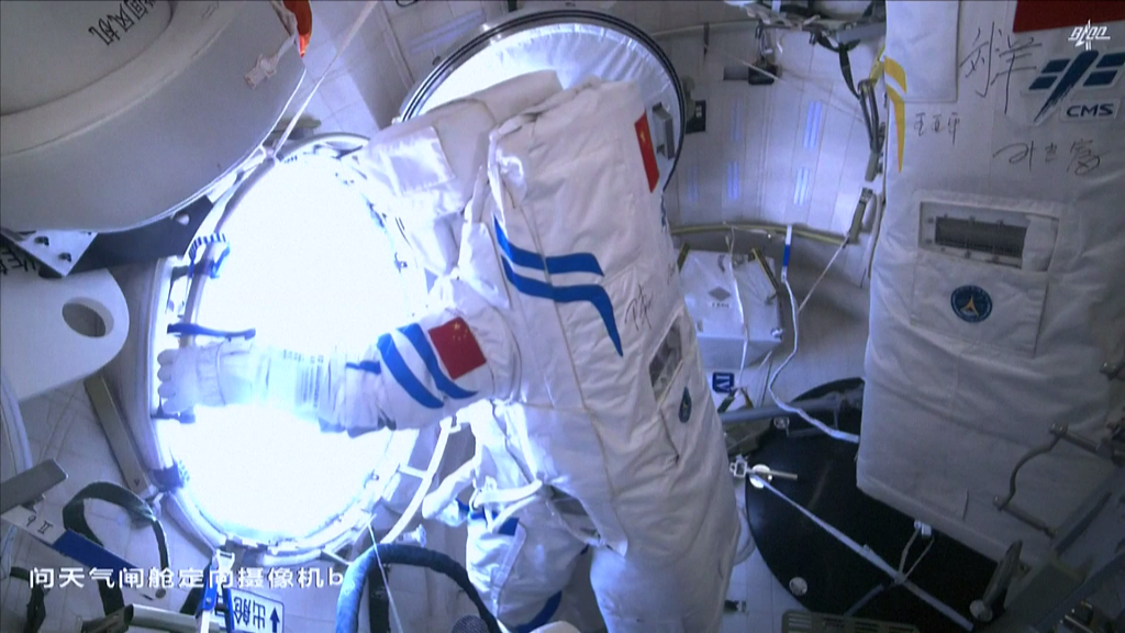 Astronautë  janë duke kryer ecje në hapsirë(Foto:VCG)