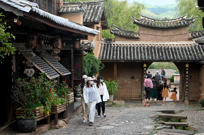 Foto/CFP/CGTN: Turistët vizitojnë qytezën antike Shaxi në Dali të provincës Yunnan të Kinës Jugperëndimore