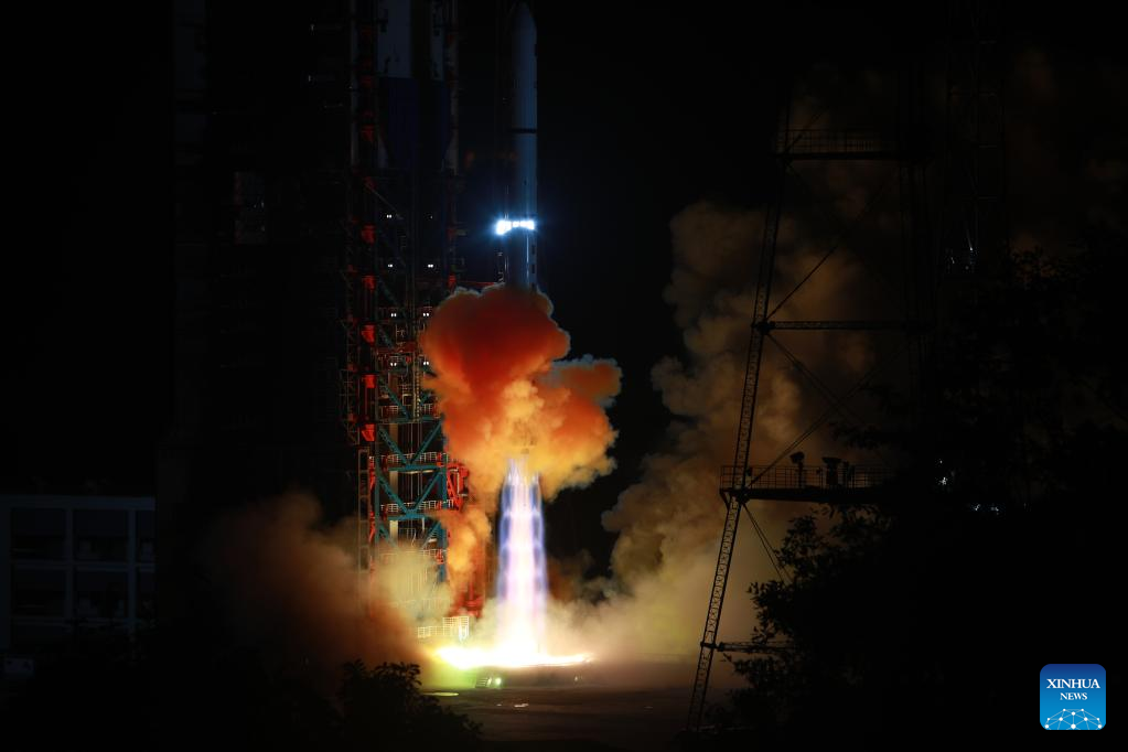 Një raketë mbartëse “Marshimi i Madh-2D”, me një satelit të gjurmimit në largësi u nis nga Qendra e Lëshimit së Satelitëve e Xichang-ut në provincën Sichuan të Kinës Jugperëndimore, 15 tetor 2022. Sateliti, “Yaogan-36”, u lëshua më 3:12 të mëngjesit sipas orës së Pekinit dhe hyri me sukses në orbitën e planifikuar. (Foto/Ying Longfei/Xinhua)