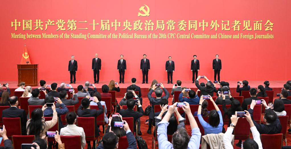 Ο Σι Τζινπίνγκ, γενικός γραμματέας της Κεντρικής Επιτροπής του Κομμουνιστικού Κόμματος της Κίνας (ΚΚΚ) και τα άλλα νέα επιλεγμένα μέλη της Μόνιμης Επιτροπής του Πολιτικού Γραφείου της 20ης Κεντρικής Επιτροπής του ΚΚΚ και συγκεκριμένα ο Λι Τσιάνγκ, ο Τζάο Λετζί, ο Γουάνγκ Χουνίνγκ, ο Τσάι Τσι, ο Ντινγκ Σιουεσιάνγκ και ο Λι Σι, ενώ συναντάνε τον Τύπο στην Μεγάλη Αίθουσα του Λαού στο Πεκίνο, πρωτεύουσα της Κίνας, στις 23 Οκτωβρίου 2022. (φωτογραφία/ Xinhua)