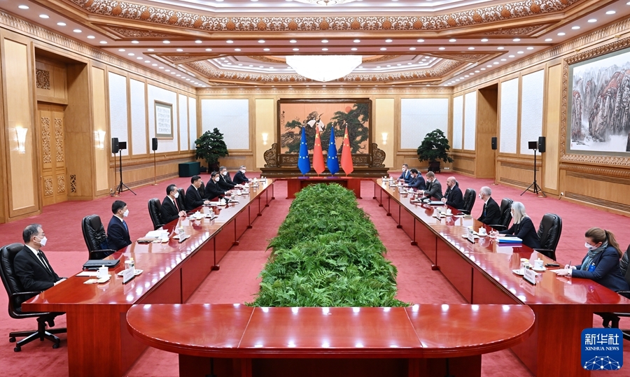 Presidenti kinez Xi Jinping takohet me presidentin e Këshillit Europian Foto:Xinhua