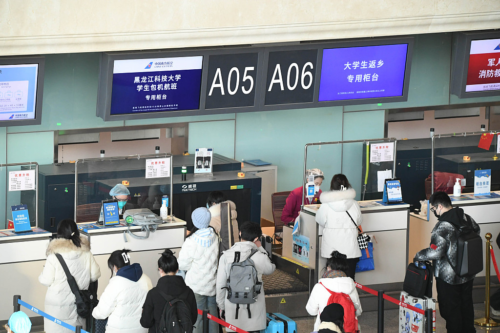 Fluks i udhëtarëve në aeroport, 2 dhjetor 2022, qytet Harbin, Kinë Verilindore(Foto:VCG)