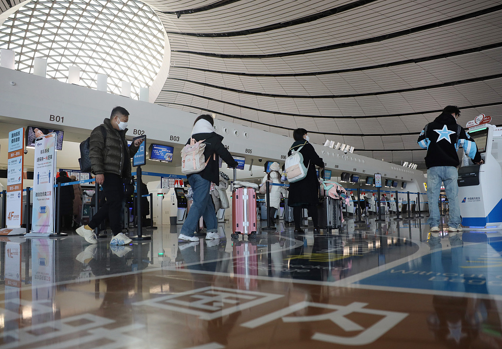 Shtohen pasagjerët në aeroportin Daxing, 8 dhjetor 2022,Pekin(Foto:VCG)