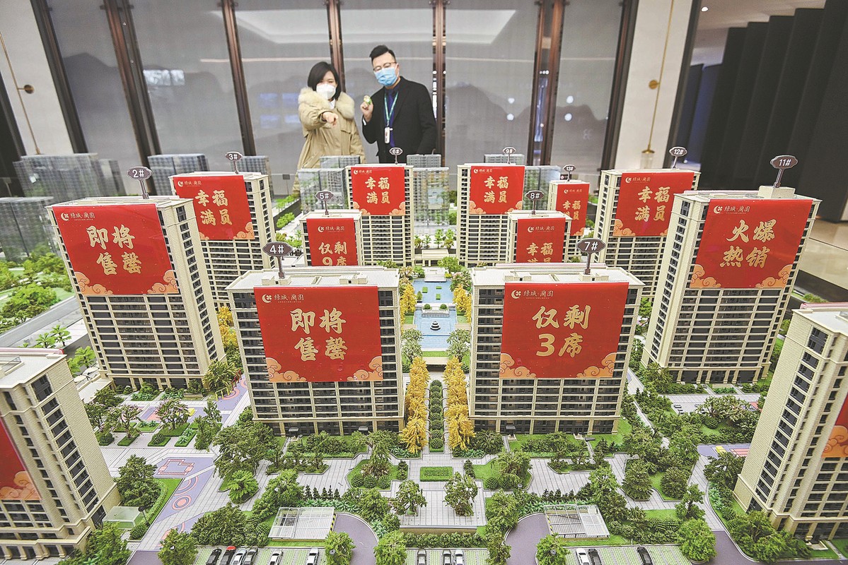 Blerësit e mundshëm të shtëpive shikojnë një model prone në Qingzhou, krahinë e Shandong./China Daily