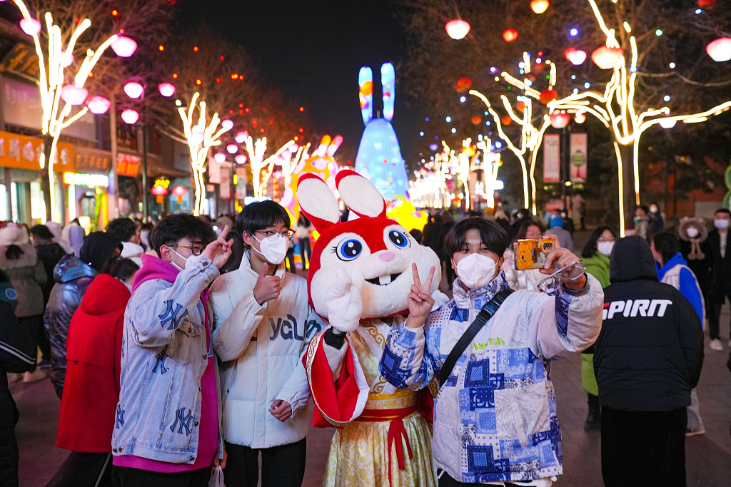 Turistët në qytetin Datong të provincës Shanxi, 20 janar 2023(Foto:VCG)