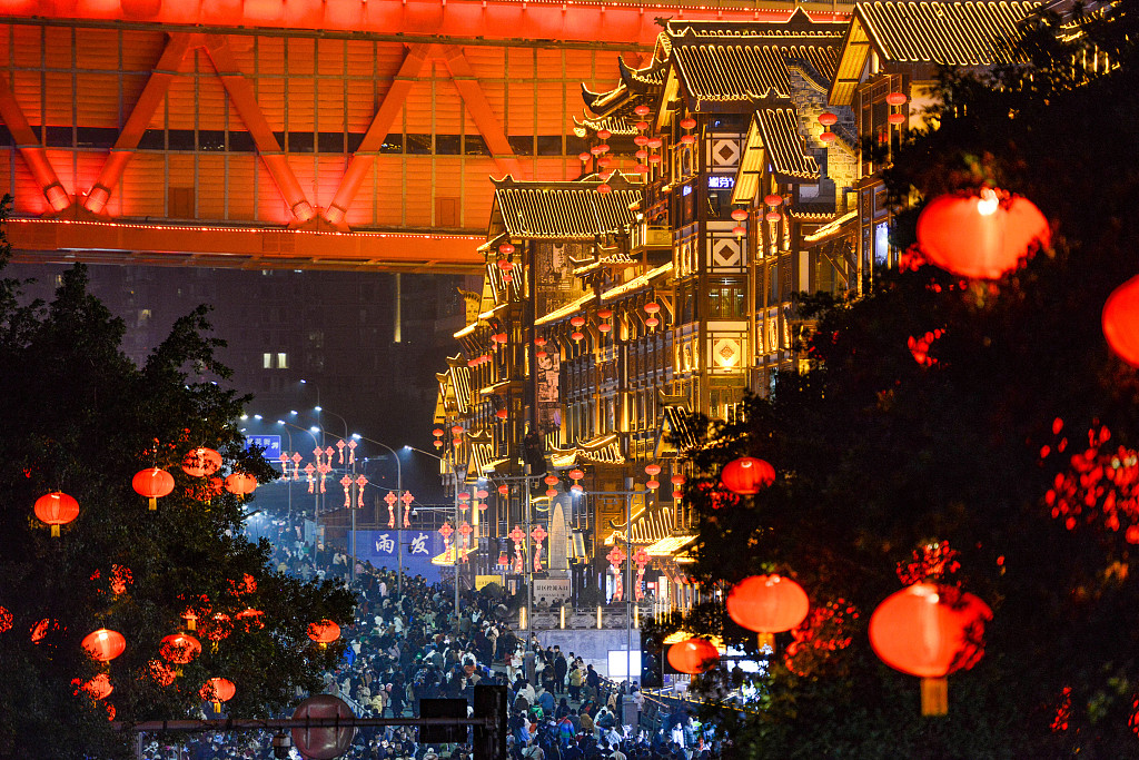 Zona Hongyadong din orașul Chongqing a fost un magnet pentru turiști. (CFP)