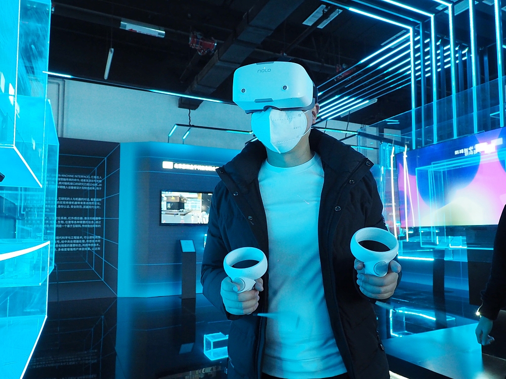 Un vizitator joacă un joc electronic din Realitatea Virtuală.