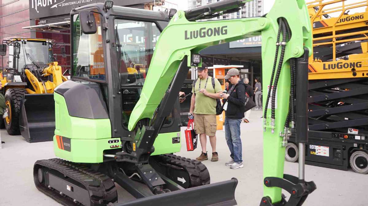 Vizitorët shikojnë një produkt të Liugong Machinery të Kinës në CONEXPO-CON/AGG 2023, ekspozita më e madhe tregtare në botë e ndërtimit, në Las Vegas, Shtetet e Bashkuara, më 14 mars. [