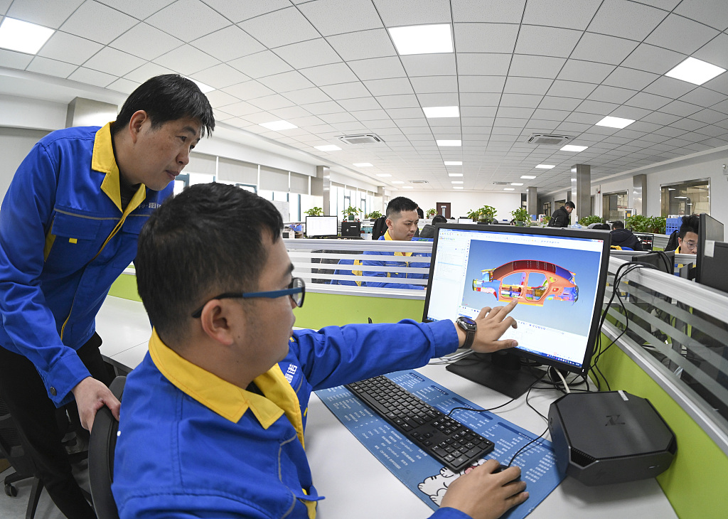 Inxhinierë në një fabrikë të makinës së energjisë së re, 23 shkurt 2023, qyteti Nanchang, provincë Jiangxi(Foto:VCG)