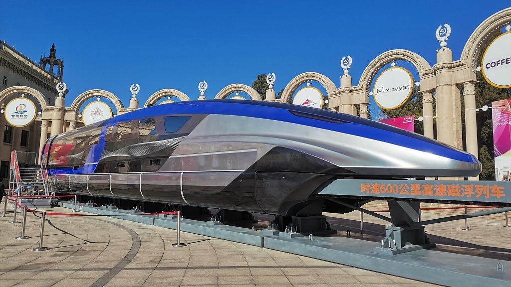 Një tren maglev me shpejtësi të lartë që mund të ecë me një shpejtësi maksimale prej 600 km/h shfaqet në Pekin, 21 tetor 2021