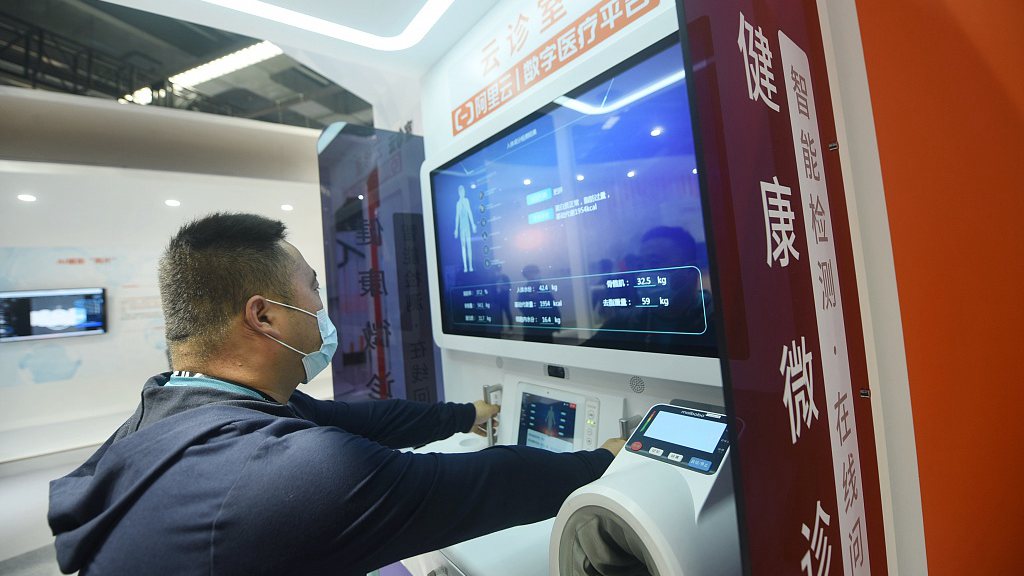 Ένας επισκέπτης μαθαίνει για την κατάσταση της υγείας του βιώνοντας μια ψηφιακή ιατρική πλατφόρμα στο Συνέδριο Apsara στο Χανγκτζού, στην επαρχία Τζετζιάνγκ της ανατολικής Κίνας, στις 19 Οκτωβρίου 2021. /CFP