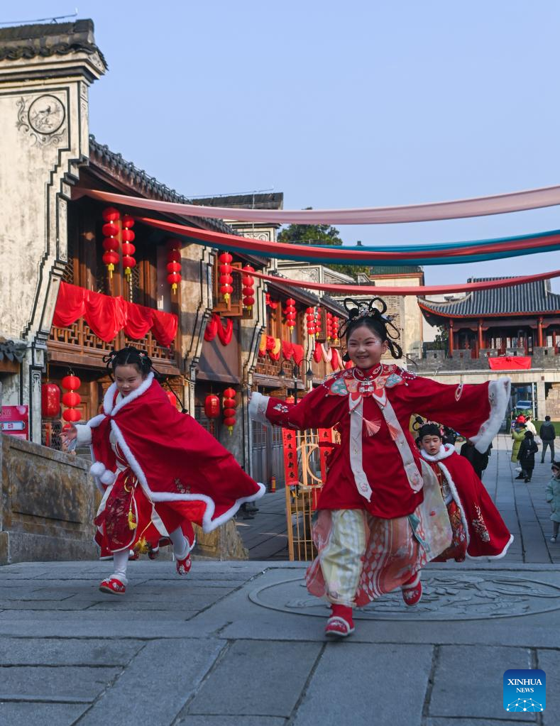Τα παιδιά παίζουν σε ένα πολιτιστικό συγκρότημα στην κωμόπολη Σινντένγκ της περιοχής Φουγιάνγκ, πόλη Χανγκτζού στην επαρχία Τζετζιάνγκ της ανατολικής Κίνας, στις 26 Ιανουαρίου 2023. Η Κίνα έχει εγγράψει συνολικά 8.155 παραδοσιακά χωριά στον κατάλογο κρατικής προστασίας της σε μια προσπάθεια να διατηρήσει τον αγροτικό πολιτισμό χιλιετιών της χώρας, σύμφωνα με επίσημα στοιχεία. Η επαρχία Τζετζιάνγκ είναι μεταξύ των ηγετών στην προσπάθεια αναζωογόνησης της υπαίθρου της χώρας, με μεγάλες προσπάθειες που καταβάλλονται για την προστασία του φυσικού περιβάλλοντος και του παραδοσιακού πολιτισμού. (Xinhua/Xu Yu)