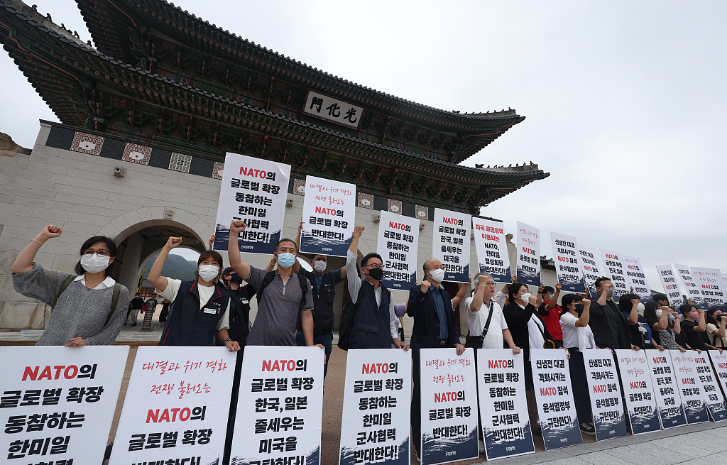 Banorët jugkoreanë protestojnë kundër pjesëmarrjes së presidentit në samitin e NATO-s