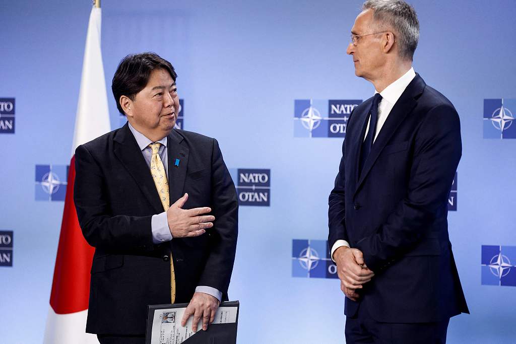 ministrul japonez de Externe, Yoshimasa Hayashi (stânga) și secretarul general al NATO, Jens Stoltenberg (dreapta) (Foto: CFP)