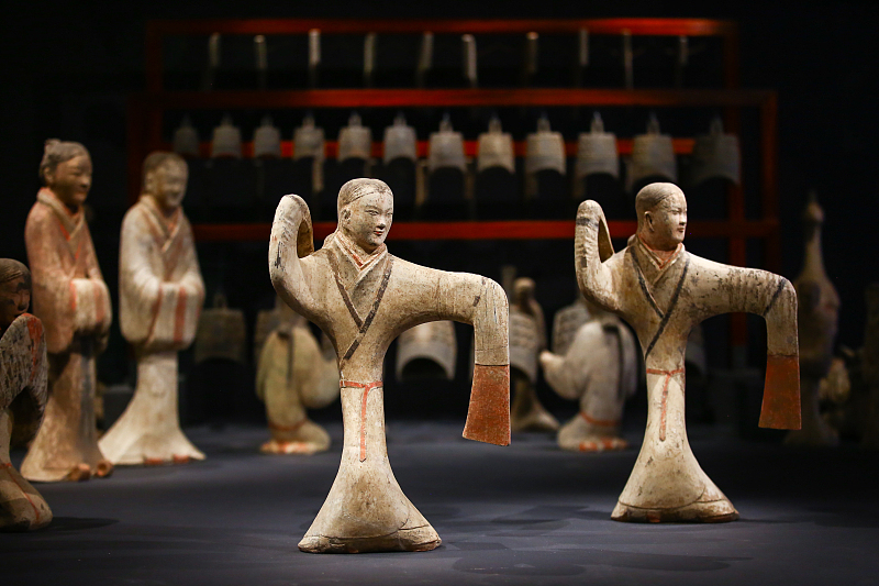 Μια σειρά από «χορευτικά» ειδώλια κεραμικής εκτίθενται στο Μουσείο Ιστορίας Σαανσί στο Σι’αν της επαρχίας Σαανσί./ CFP