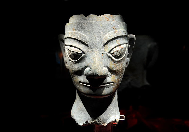 Μια χάλκινη κεφαλή από το Σανσινγκντούι εκτίθεται στο Μουσείο Σανσινγκντούι στο Γκουανγκχάν της επαρχίας Σιτσουάν. /CFP