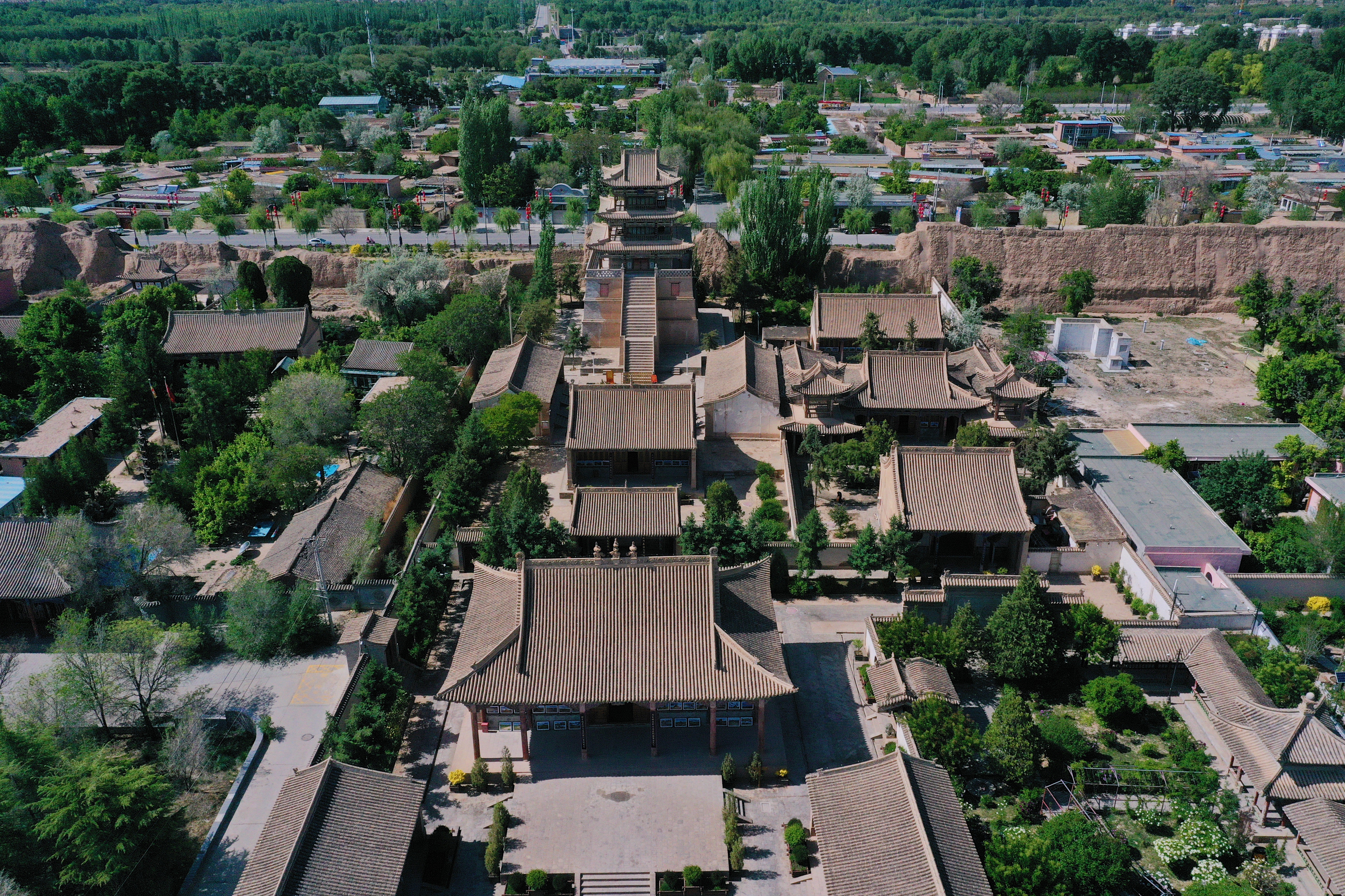 Μια αεροφωτογραφία που τραβήχτηκε στις 16 Μαΐου 2023 δείχνει το συγκρότημα αρχαίων κτιρίων στο Γκουϊντέ, στην επαρχία Τσινγκχάι της βορειοδυτικής Κίνας. /CNSPHOTO