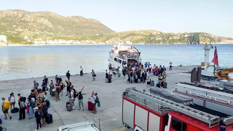 Turistë britanikë në Portin e Sarandës (Foto Shqiptarja.com)