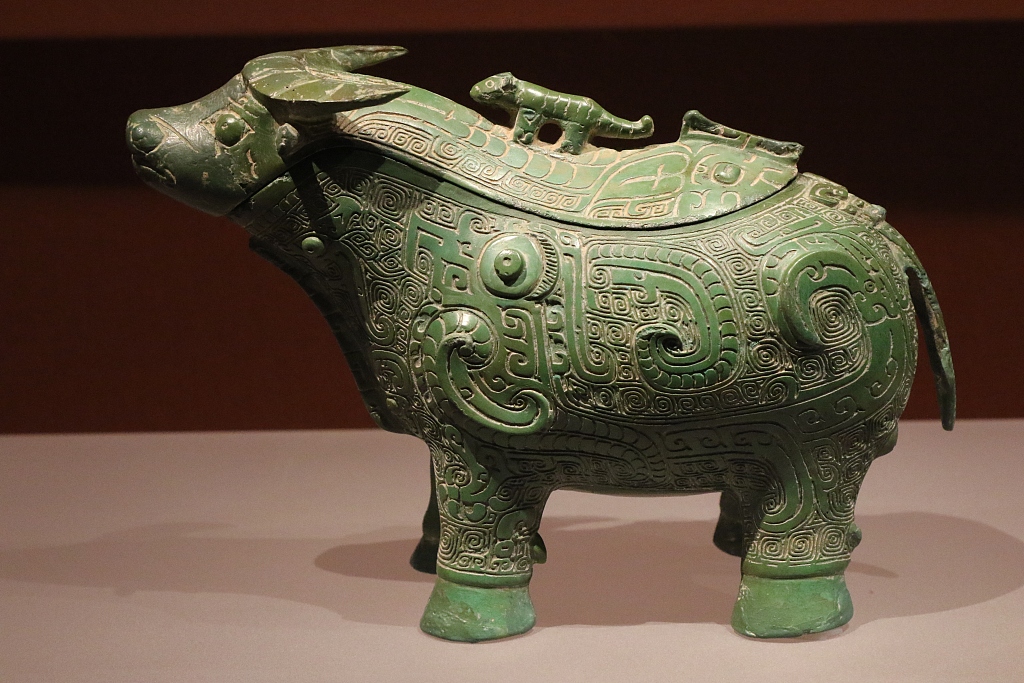 Ένα σκεύος σε σχήμα βοδιού από τη δυναστεία των Σανγκ (1600 -1100 π.Χ.) εκτίθεται στην Τσανγκσά, επαρχία Χουνάν της κεντρικής Κίνας, στις 19 Οκτωβρίου 2018. /CFP