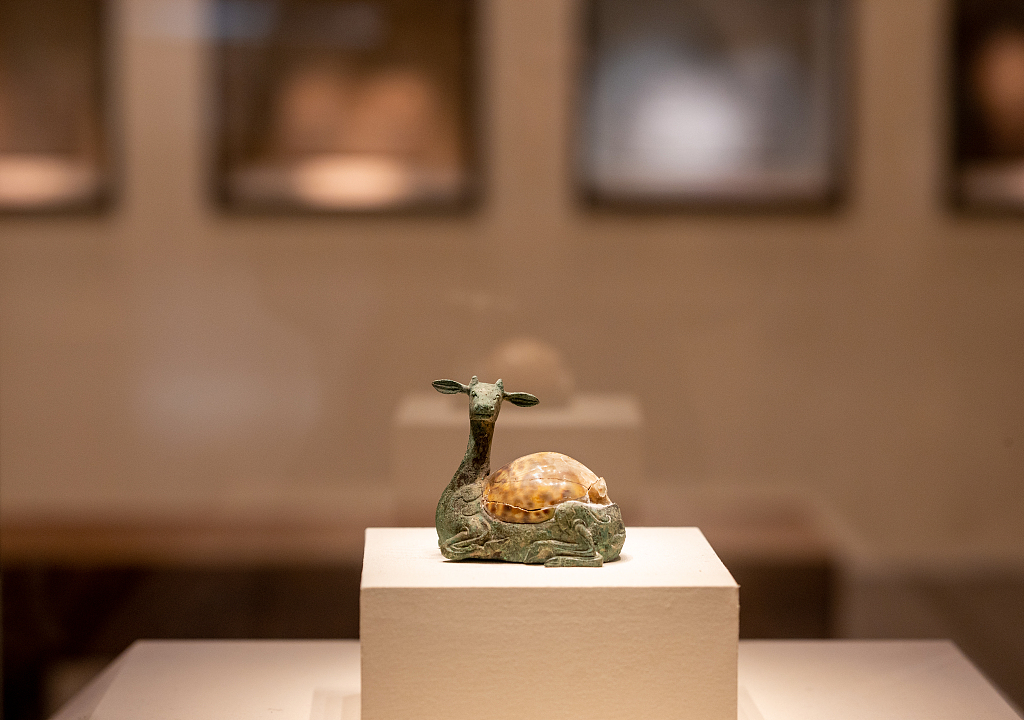 Ένα χάλκινο πολιτιστικό κειμήλιο σε σχήμα ελαφιού εκτίθεται στο Εθνικό Μουσείο της Κίνας στο Πεκίνο στις 18 Δεκεμβρίου 2021. /CFP
