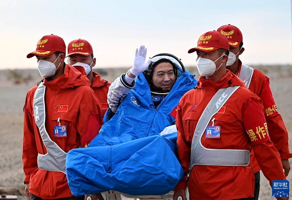 Tiga Astronot Tiongkok Kembali Ke Bumi, Pesawat Antariksa Shenzhou-15 ...