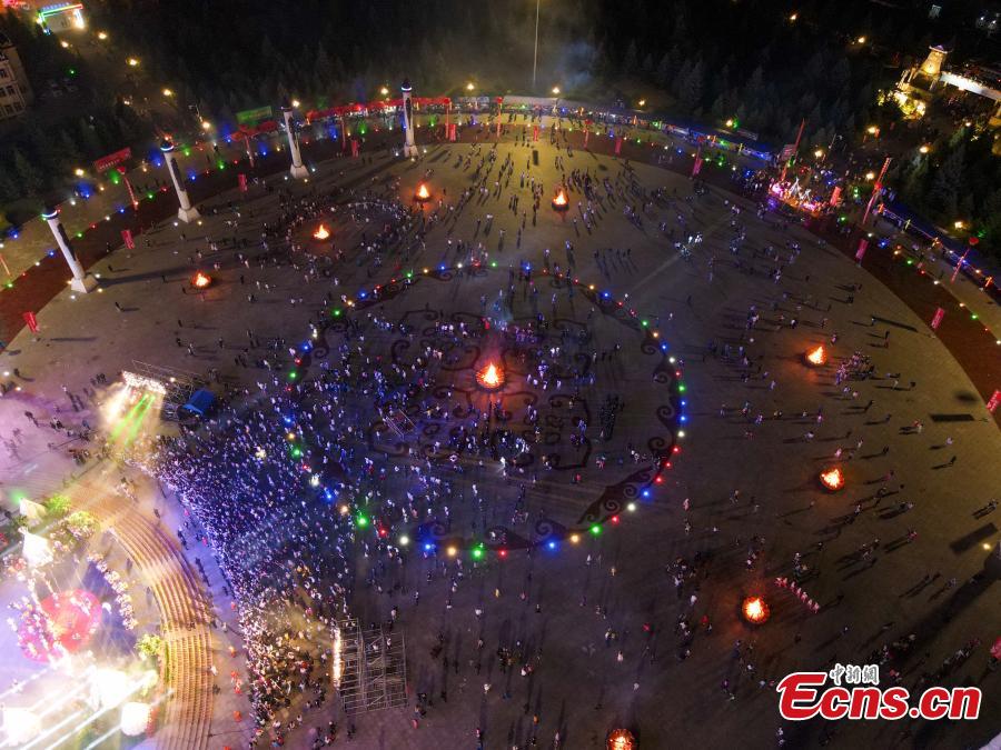 Ντόπιοι και τουρίστες χορεύουν γύρω από την φωτιά στο 33ο Φεστιβάλ Φωτιάς των Οροτσέν στο Αυτόνομο Λάβαρο Οροτσέν στην Αυτόνομη Περιοχή της Εσωτερικής Μογγολίας, στις 18 Ιουνίου 2023 