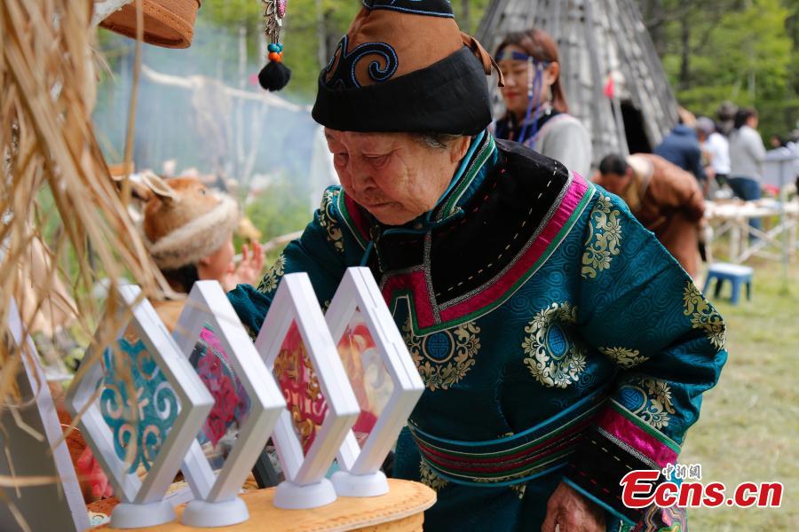 Χειροτεχνίες της εθνότητας των Οροτσέν παρουσιάζονται στο 33ο Φεστιβάλ Φωτιάς των Οροτσέν στο Αυτόνομο Λάβαρο Οροτσέν στην Αυτόνομη Περιοχή της Εσωτερικής Μογγολίας, στις 18 Ιουνίου 2023	(Photo: China News Service/Zhang Wei)
