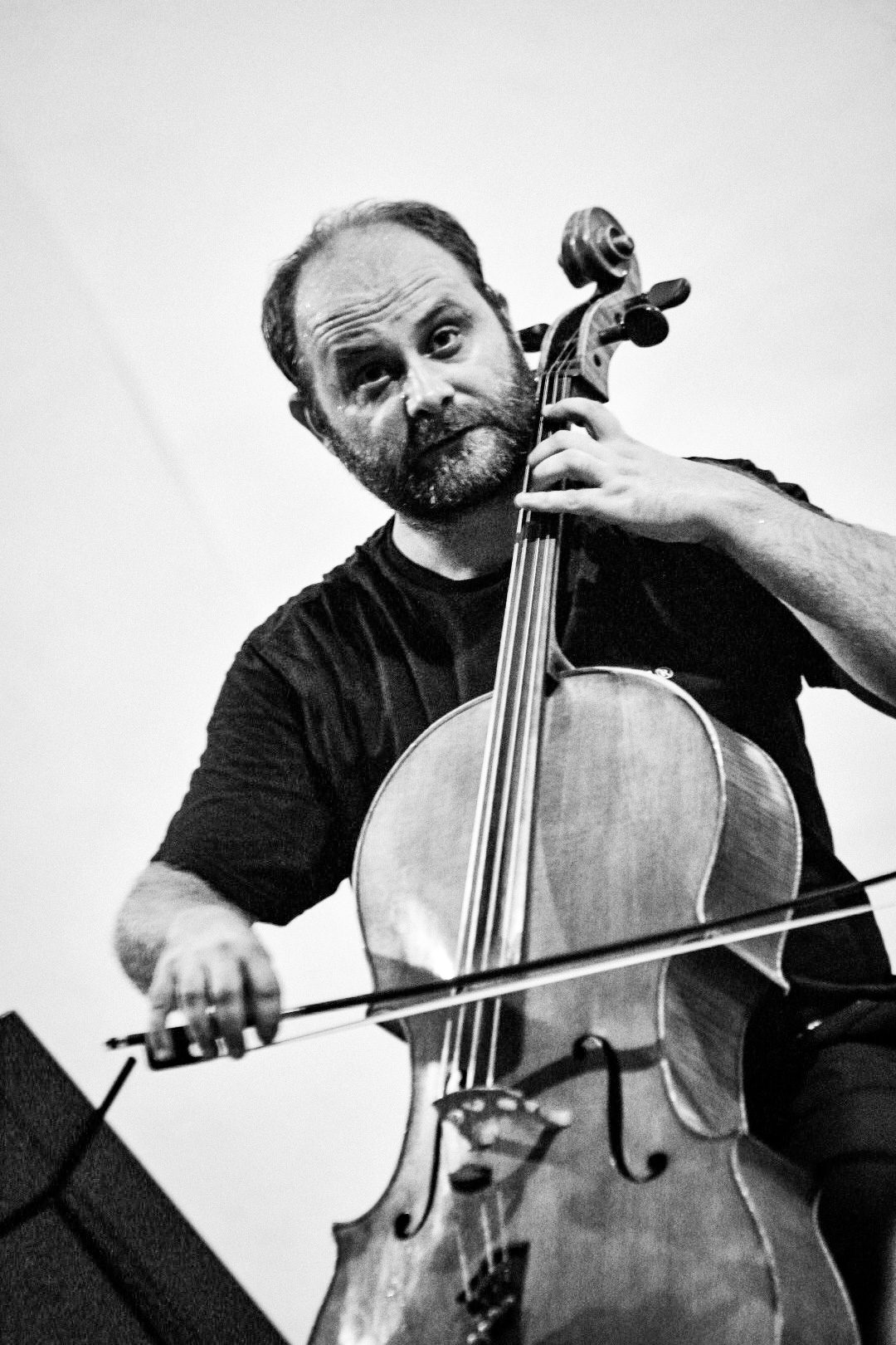 Violinçelisti shqiptar V. Xhafaj