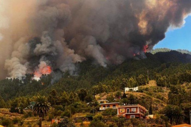 Zjarri ne ishujt Kanarie (Foto Rtsh)