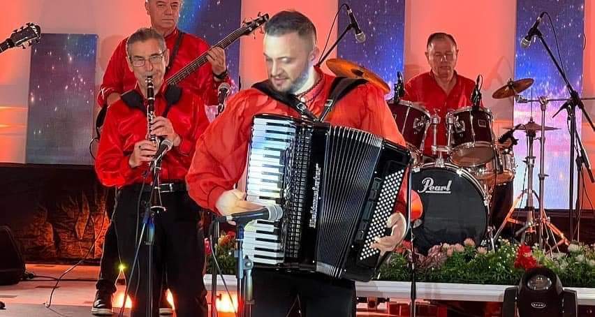 Indrit Cakaj gjate nje performancë në fizarmonike (Foto personale)