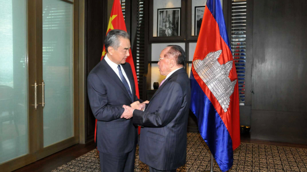Wang Yi, împreună cu vicepremierul Cambodgiei, Hor Namhong