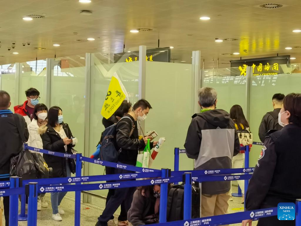 Një grup turistësh që ndjekin udhërrëfyesin e tyre janë gati të nisen për në Tajlandë në Aeroportin Ndërkombëtar Pudong të Shangait në Shanghai të Kinës Lindore, 6 shkurt 2023.