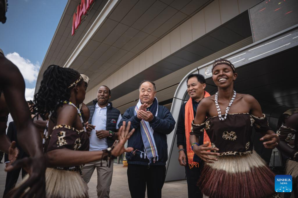 Mo Yan takohet me artistë afrikanë në stacionin Nairobi të hekurudhës Mombasa-Nairobi të ndërtuar me ndihmën e Kinës, 13 gusht, 2023, Kenia (Foto:Xinhua)
