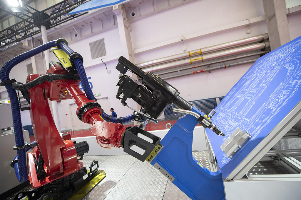 Robotul industrial care nituiește mașini.