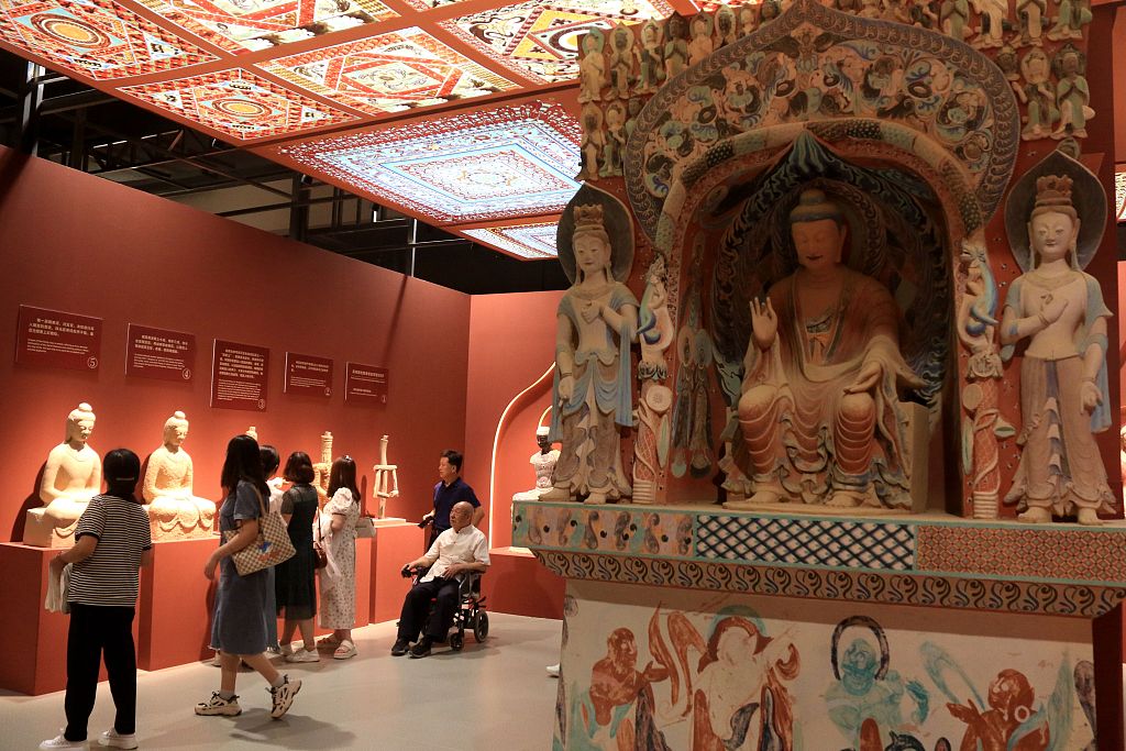 Një foto e bërë më 10 shtator 2023, tregon një ekspozitë kulturore që po zhvillohet në Qendrën Ndërkombëtare të Ekspozitave Dunhuang në Dunhuang, Jiuquan, Provinca Gansu, Kinë/CFP