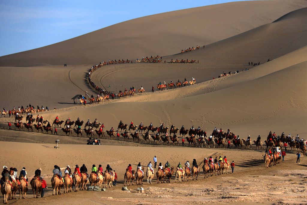 Turistët gjatë pushimit në provincën Gansu, 29 shtator 2023(Foto:VCG)