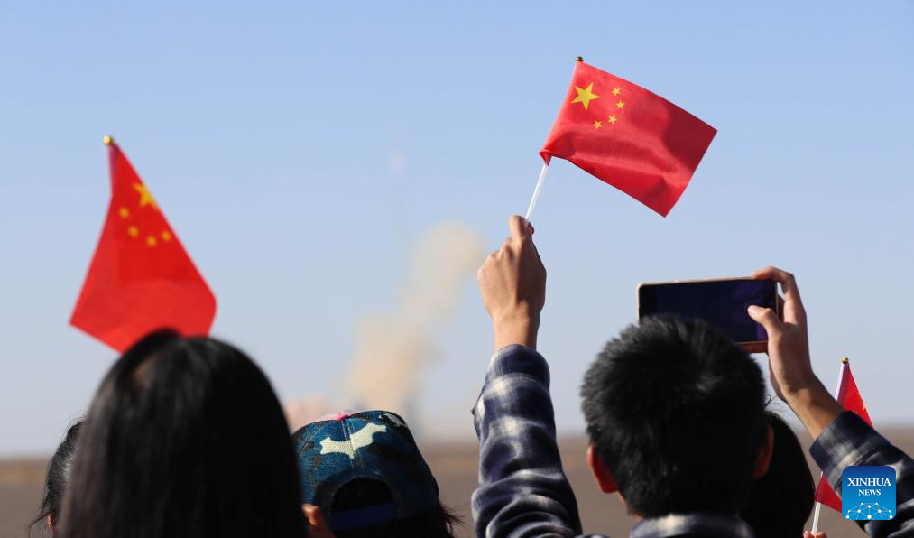 Άνθρωποι παρακολουθούν την εκτόξευση του επανδρωμένου διαστημόπλοιου Shenzhou-17 από το Κέντρο Εκτόξευσης Δορυφόρου Τζιουτσουάν στη βορειοδυτική Κίνα στις 26 Οκτωβρίου 2023. (Xinhua/Wang Kaiyan)