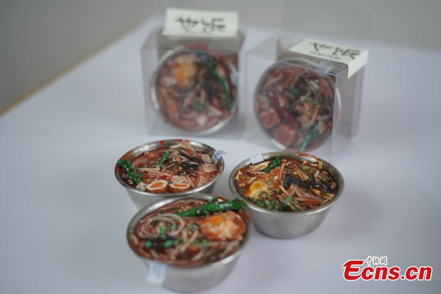 Κουτάκια με μινιατούρες του ‘λουοσιφέν’, ενός κινεζικού παραδοσιακού πιάτου με ποταμίσια σαλιγκάρια, στο Λιουζόου, στην αυτόνομη περιφέρεια Γκουανγκσί Τζουάνγκ της νότιας Κίνας. (Φωτογραφία: China News Service/Lin Xin)