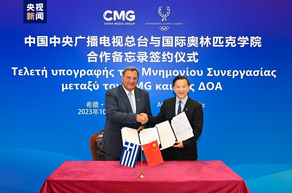 Ο Σεν Χαϊσιόνγκ (δεξιά), πρόεδρος του China Media Group, υπογράφει μνημόνιο συνεργασίας με τον Ισίδωρο Κούβελο, πρόεδρο της Διεθνούς Ολυμπιακής Ακαδημίας στην Αθήνα, Ελλάδα, 28 Οκτωβρίου 2023. /CMG