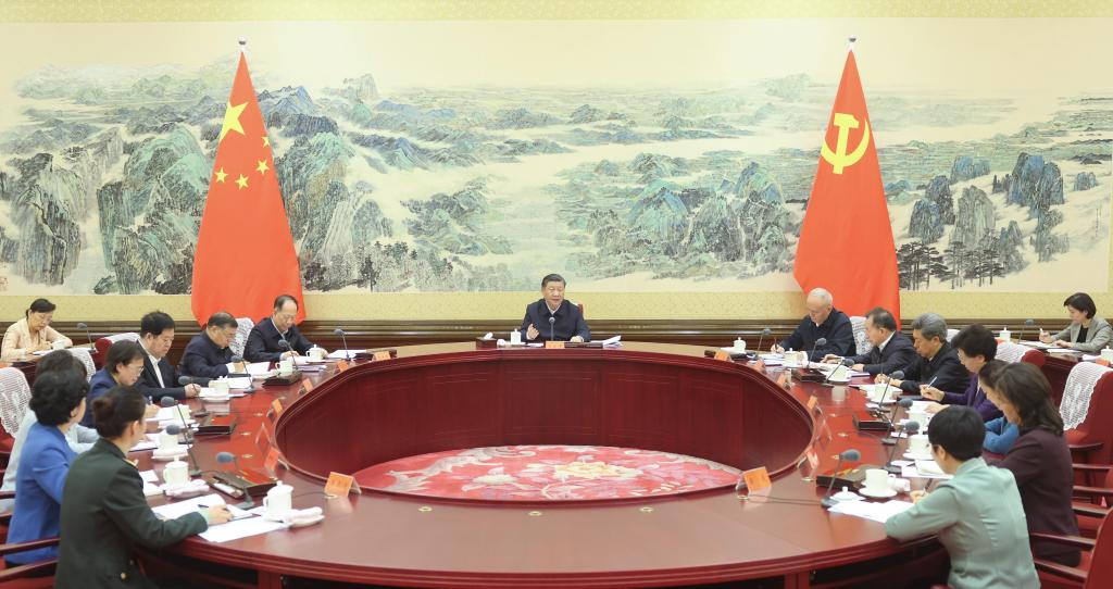 Ο Σι Τζινπίνγκ, γενικός γραμματέας της Κεντρικής Επιτροπής του Κομμουνιστικού Κόμματος Κίνας, Πρόδρος της Κίνας και της Κεντρικής Στρατιωτικής Επιτροπής, εκφωνεί μια σημαντική ομιλία κατά τη διάρκεια μιας συνομιλίας με τη νέα ηγεσία της Παν-Κινεζικής Ομοσπονδίας Γυναικών στο Πεκίνο, πρωτεύουσα της Κίνας, 30 Οκτωβρίου 2023. (Xinhua/Ju Peng)