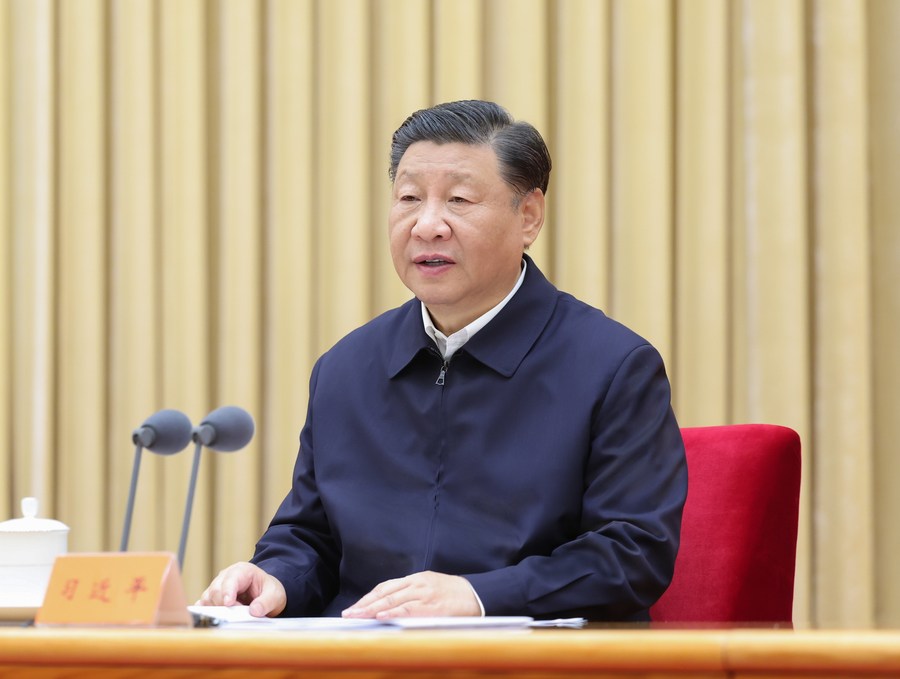 Ο Σι Τζινπίνγκ, γενικός γραμματέας της Κεντρικής Επιτροπής του Κομμουνιστικού Κόμματος Κίνας, επίσης Πρόεδρος της Κίνας και της Κεντρικής Στρατιωτικής Επιτροπής, εκφωνεί μια σημαντική ομιλία στο κεντρικό συνέδριο οικονομικών εργασιών στο Πεκίνο, πρωτεύουσα της Κίνας. Η κεντρική διάσκεψη οικονομικών εργασιών πραγματοποιήθηκε στο Πεκίνο από Δευτέρα έως Τρίτη. (Xinhua/Ju Peng)