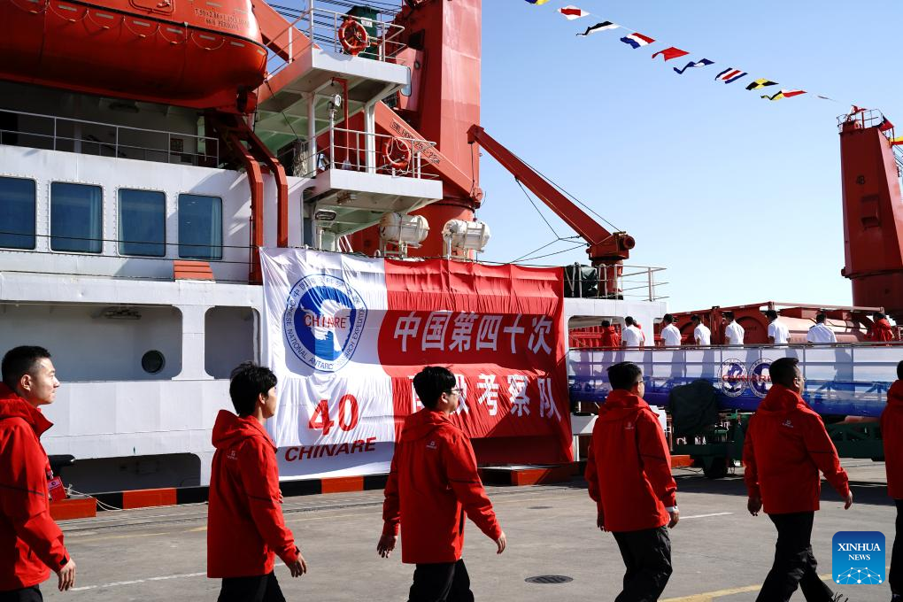 Μέλη της 40ής ομάδας επιστημονικής αποστολής της Ανταρκτικής της Κίνας επιβιβάζονται στο ερευνητικό παγοθραυστικό Xuelong σε μια αποβάθρα στη Σαγκάη, ανατολική Κίνα, 1η Νοεμβρίου 2023. (Xinhua/Zhang Jiansong)